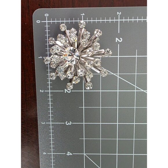 Vintage Clear Rhinestone Silver Starburst Snowflake Brooch Pin - Picture 3 of 3